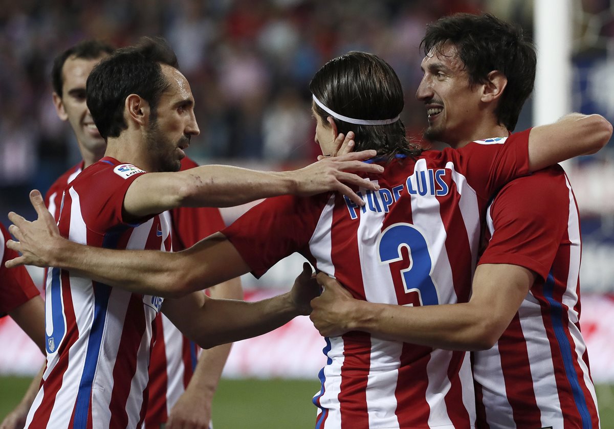 Felipe Luis es felicitado por sus compañeros de equipo, luego de conseguir el gol del triunfo. (Foto Prensa Libre: EFE)