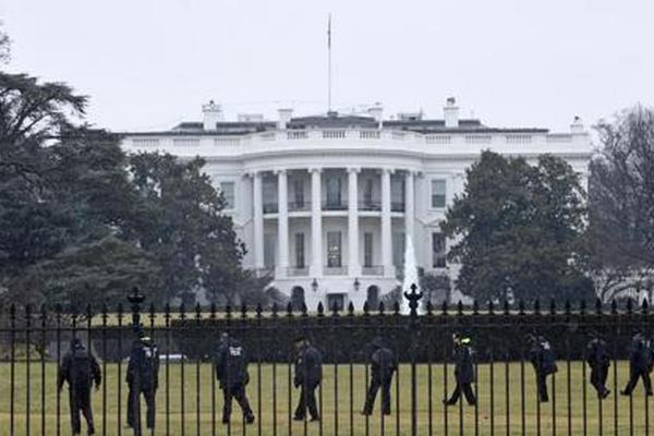 Agentes del Servicio Secreto inspeccionan en área sur de la residencia Presidencial por la mañana de este lunes. (Foto Prensa Libre:AP).