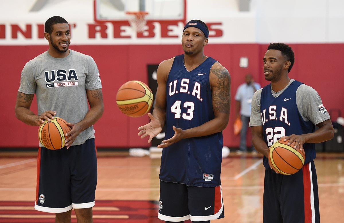 LaMarcus Aldridge #54, Rudy Gay #43 y Mike Conley #22 durante la reunión del USA Basketball. (Foto Prensa Libre: AFP)