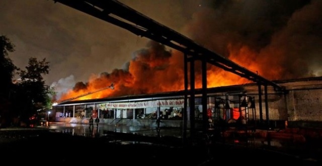 El taller de producción de vajilla de plástico en Moscú donde ha tenido lugar el incendio. (Foto Prensa Libre: AFP)
