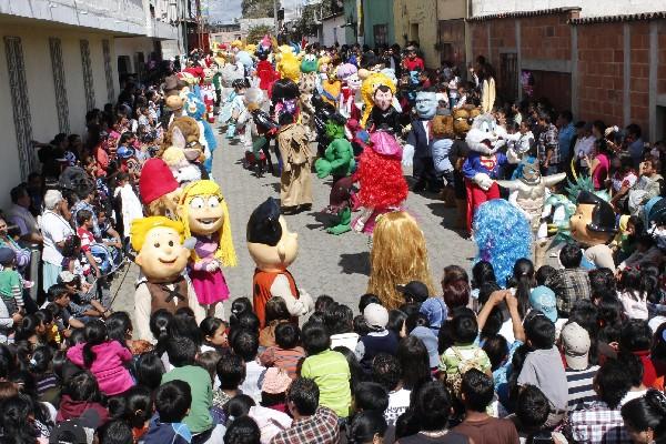 En Chimaltenango, grupos de danzantes alegran el día a adultos y niños, a su paso por las calles de la localidad.