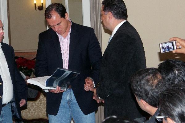 Pezzarossi  y el alcalde de Xela, Jorge Barrientos. (Foto Prensa Libre: Carlos Ventura)