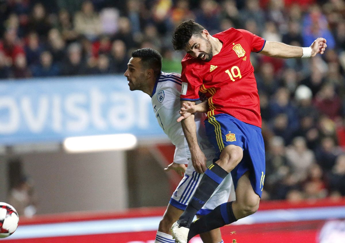 Diego Costa (d) remata para marcar el tercer gol ante Israel, en el partido del viernes recién pasado. (Foto Prensa Libre: EFE)