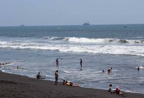 Playa del Puerto San José, Escuintla, de donde bañistas observaron buque petrolero que se estaba incendiando. (Foto Prensa Libre: Enrique Paredes)