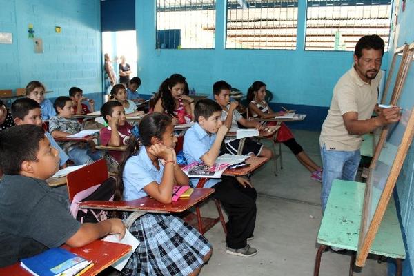 El maestro Obed Girón atiende los seis grados de primaria.