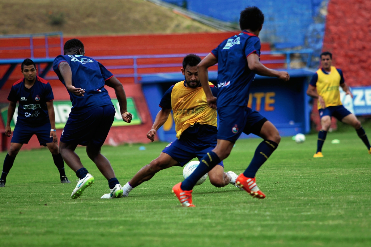Carlos Ruiz controla el balón en el entreno de esta mañana de Municipal, previo al juego ante Antigua por la fecha 13 del Clausura 2015. (Foto Prensa Libre: Carlos Vicente)