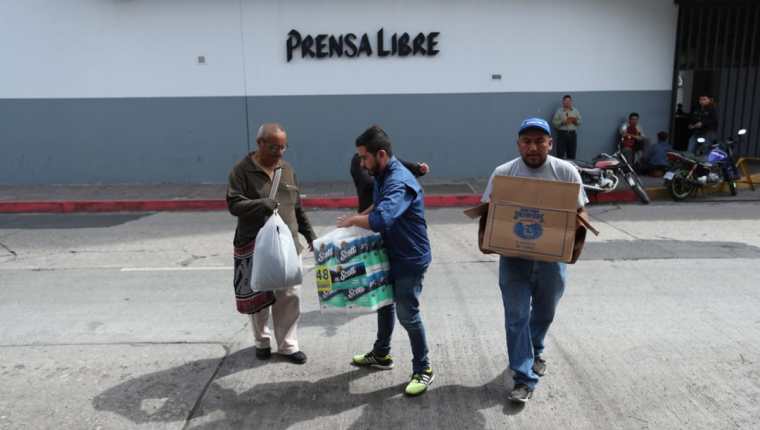 Personas llegan a Prensa Libre para entregar víveres que ayuden a las víctimas de la tragedia del Volcán de Fuego (Foto Prensa Libre: Esbin García).