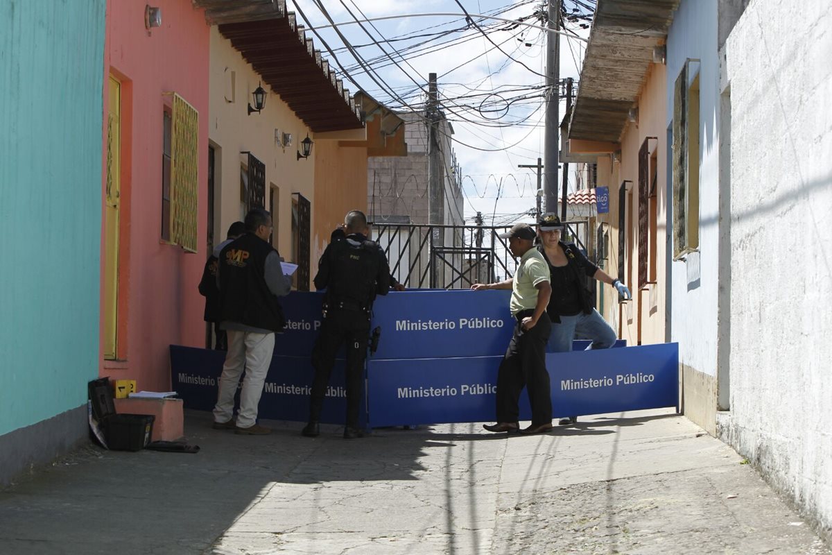 Peritos del Ministerio Público recolectan evidencia en el lugar del crimen ( Foto Prensa Libre: Paulo Raquec)
