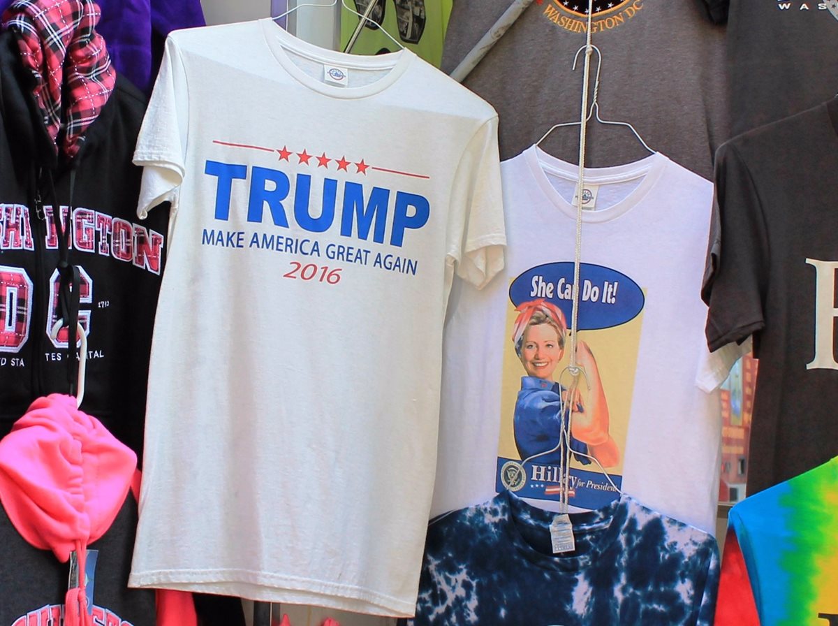 Playeras se venden como recuerdos de una de las campañas más polémicas en la historia de Estados Unidos. (Foto Prensa Libre: Antonio Barrios A.)