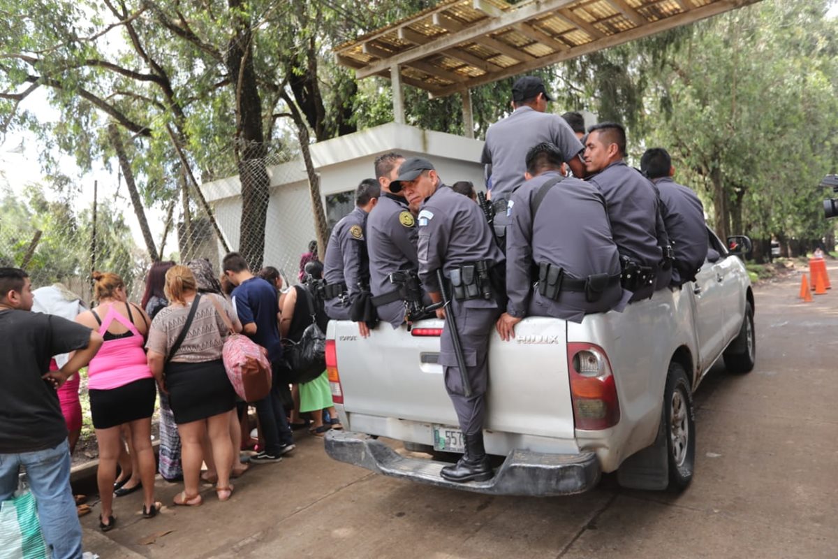 Elementos del Sistema Penitenciario entran a Pavón en medio de la alarma por un supuesto motín. (Foto Prensa Libre: Érick Ávila)