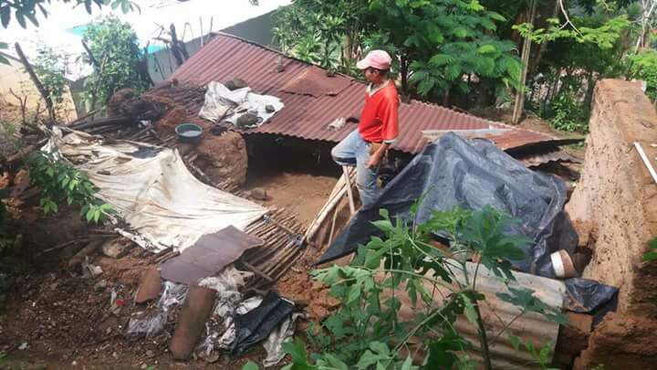 Un muro se derrumbó en Guastatoya, El Progreso y dos personas fallecieron. (Foto Prensa Libre: Conred)