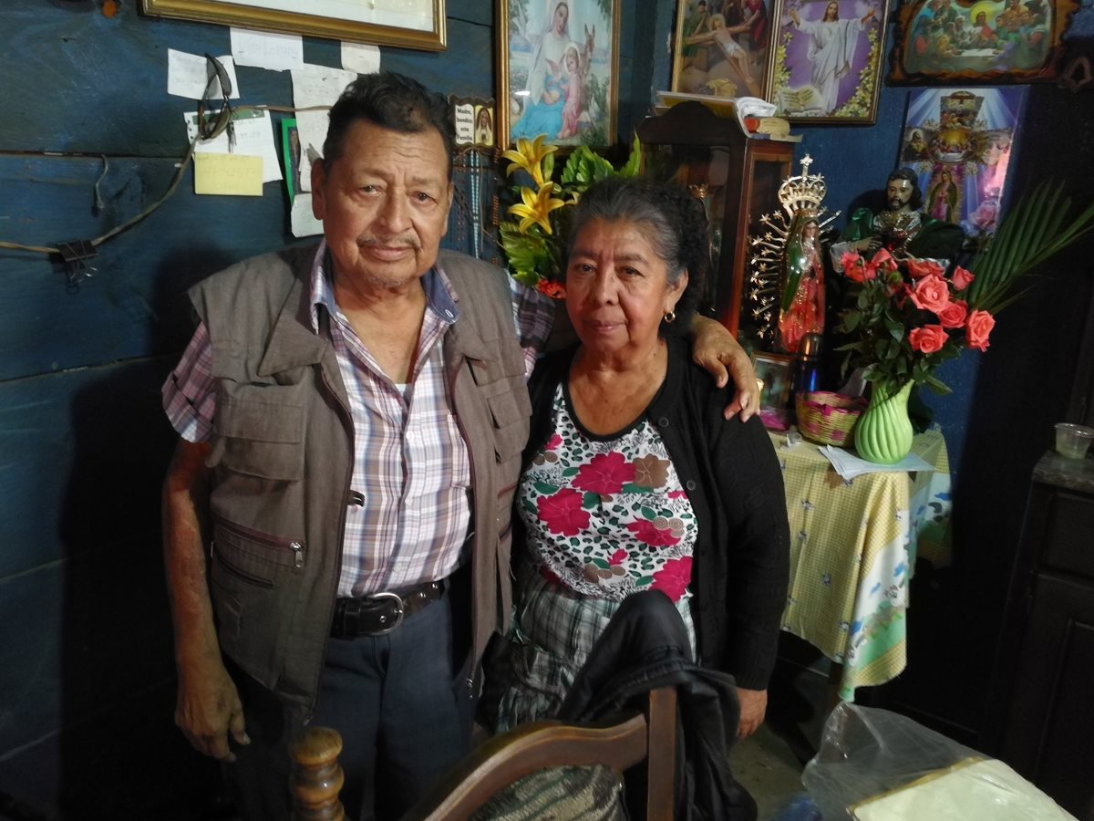 Juan Alvarado junto a su esposa Bartola Girón. (Foto Prensa Libre: Oscar García).