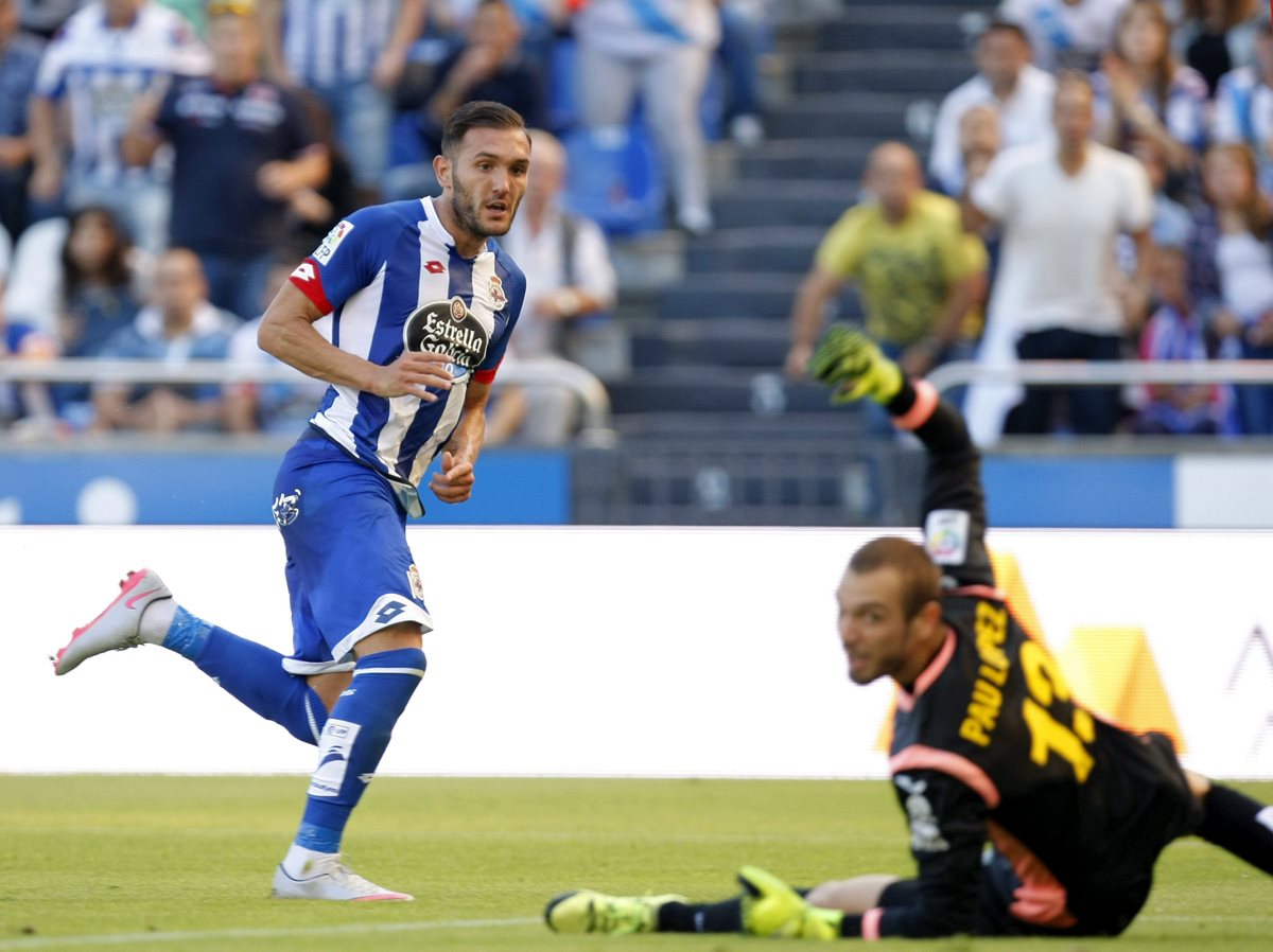 Lucas Pérez anota el segundo gol de su equipo esta mañana. (Foto Prensa Libre: EFE)