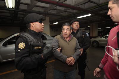 Edwin Rodas llega a Torre de Tribunales el día de su detención para ser escuchado por el Juez de Turno. (Foto Prensa Libre: Hemeroteca PL)