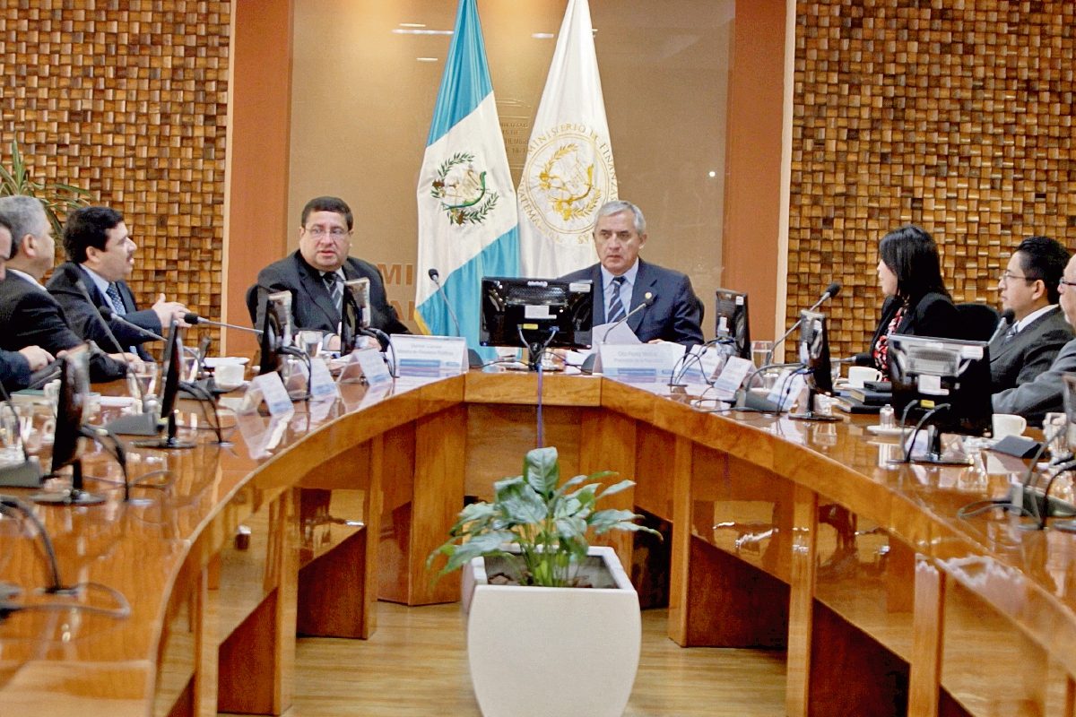 El ministro de Finanzas, Dorval Carías (al centro), y el presidente Otto Pérez Molina definieron ayer los rubros de contención para priorizar el gasto público. (Foto Prensa Libre: PAULO RAQUEC)