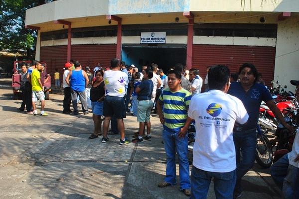 Un grupo de los inconformes permanece en el parque La Independencia para rechazar el cobro por revisión de mototaxis que efectúa la comuna de Retalhuleu. (Foto Prensa Libre: Jorge Tizol)   <br _mce_bogus="1"/>