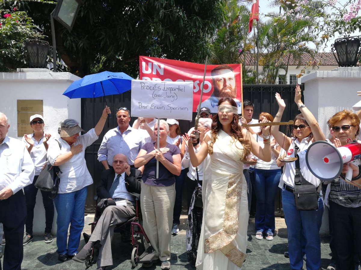 Protestan frente a Embajada de Suiza a favor de Erwin Sperisen