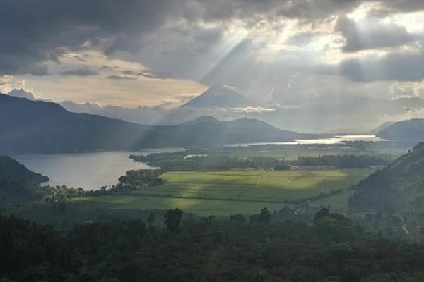 Postal captada recientemente  desde un mirador, en la que  se observa una maravillosa vista de los alrededores del Lago de Amatitlán, que a pesar de la contaminación aún es ofrece paisajes hermosos.