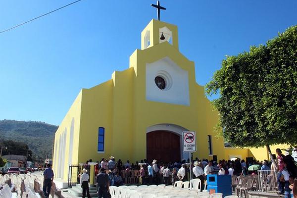 El nuevo templo está ubicado atrás del antiguo edificio de la Iglesia y frente al parque central de Sansare. (Foto Prensa Libre: Hugo Oliva).