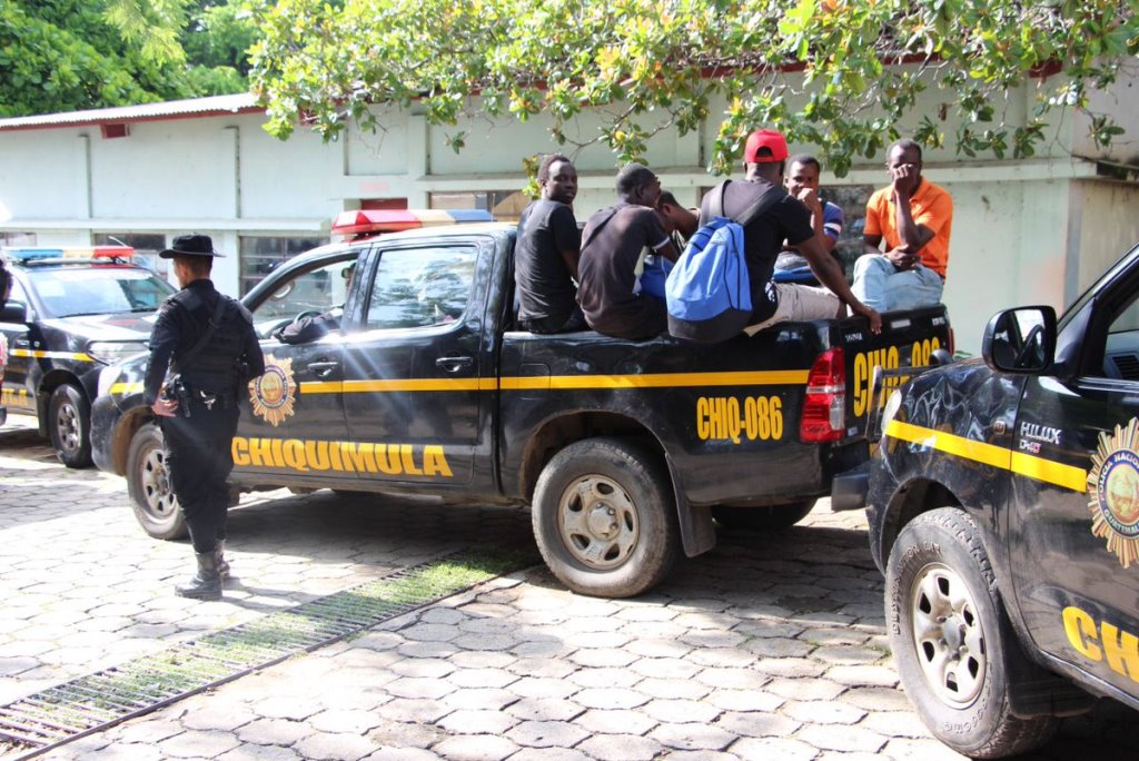Autopatrullas de la PNC trasladan algunos de los africanos localizados en Ipala. (Foto Prensa Libre: PNC).