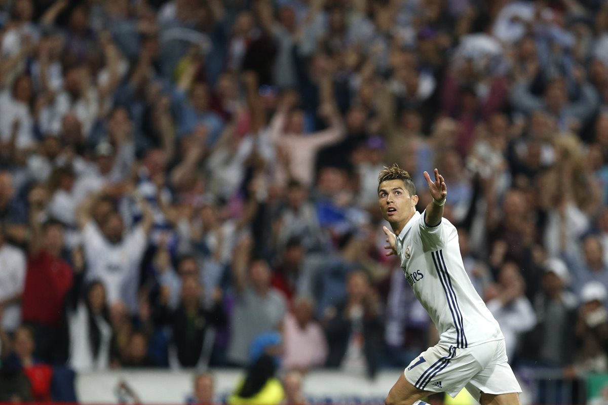 Cristiano Ronaldo abre los brazos y corre después de marcar el triplete contra el Atlético de Madrid.