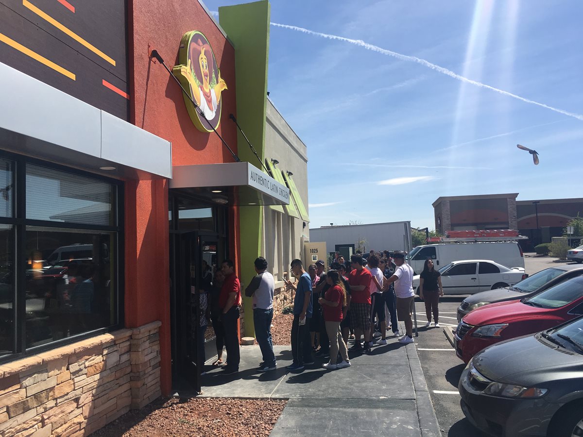 Personas esperan afuera de un restaurante Pollo Campero en EE. UU., para ser los primeros en comprar. (Foto Prensa Libre: Cortesía)