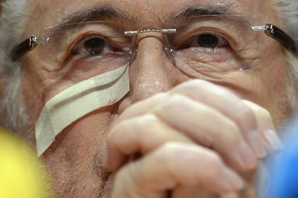 Joseph Blatter da una rueda de prensa en respuesta al veredicto del Comité de Ética de la Fifa, ayer, en la antigua sede de la Fifa. (Foto Prensa Libre: EFE)
