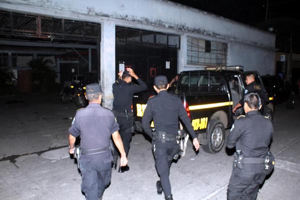 Varios agentes sufrieron problemas respiratorios, efectos del gas lacrimógeno accionado por error dentro de la sub estación. (Foto Prensa Libre: Rolando Miranda).<br _mce_bogus="1"/>