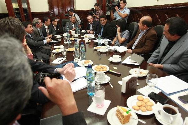 Junta directiva del congreso y líderes de bancadas alcanzan acuerdos en reformas a la ley orgánica del presupuesto (Foto Prensa Libre: E. Paredes)