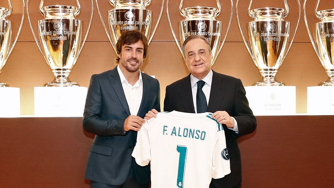 Fernando Alonso posa con el presidente del Real Madrid, Florentino Pérez, luego de su presentación como socio honorario del equipo. (Foto Prensa Libre: cortesía Real Madrid)