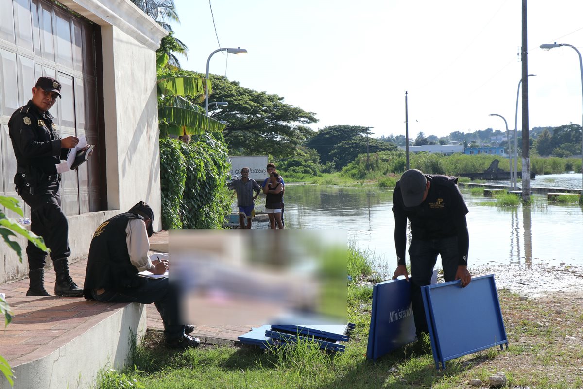 Personal del Ministerio Público efectúan las diligencias para trasladar los cuerpos a la morgue.(Foto Prensa Libre: Rigoberto Escobar)