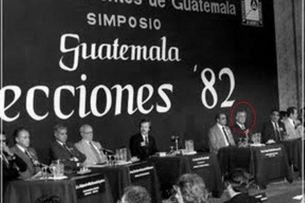 Ramiro Ponce -7mo. de izquierda a derecha- en un simposio presidencial de 1982. (Foto Prensa Libre: Tomado de JulioLigorria.com)<br _mce_bogus="1"/>