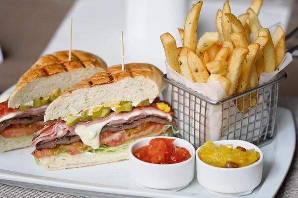 Se sugiere acompañar el Baurú con papas  a la francesa, entre otras guarniciones. (Foto Prensa Libre: Brenda Martínez)