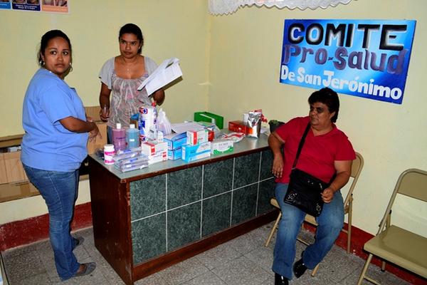 Encargadas del centro contabilizan la donación entregada por la empresa Enel Green Power. (Foto Prensa Libre: Carlos Grave).