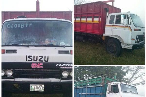 Los camiones quedaron en poder de las autoridades. (Foto Prensa Libre: Carlos Paredes)