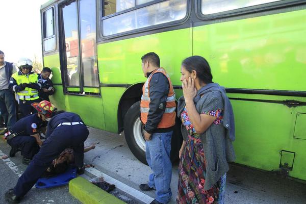 Un Transmetro atropelló en la avenida Bolivar y 33 calle a una mujer, la Policia de Tránsito negó información. (Foto Prensa Libre: E. Ávila)<br _mce_bogus="1"/>
