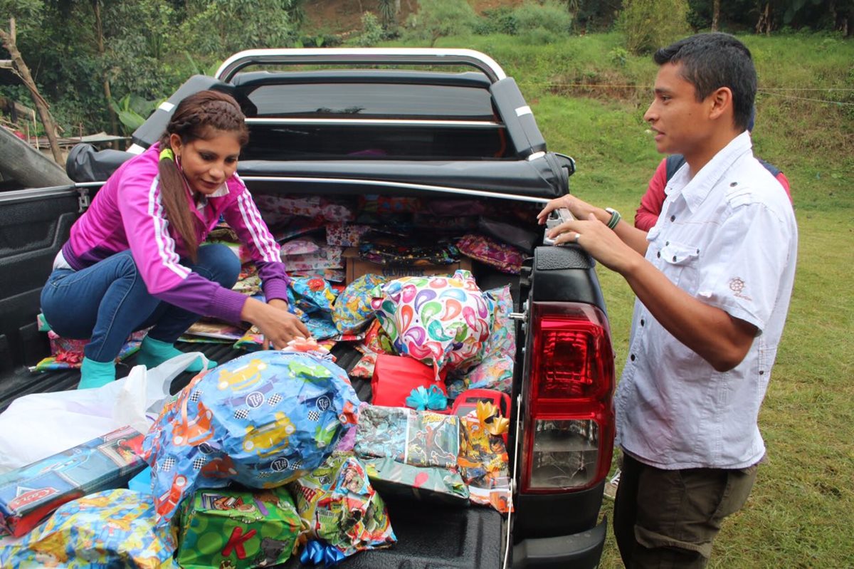 Barrondo y su esposa Mirna dieron regalos a varios niños. (Foto Prensa Libre: Eduardo Sam)