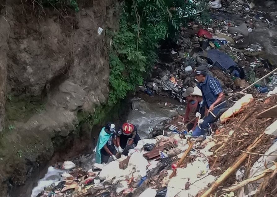 Los socorristas descendieron unos 200 metros para rescatar el cuerpo. (Foto Prensa Libre: Víctor Chamalé)