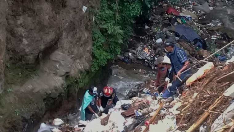 Los socorristas descendieron unos 200 metros para rescatar el cuerpo. (Foto Prensa Libre: Víctor Chamalé)