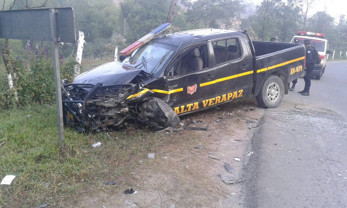 Autopatrulla involucrado en choque, en Alta Verapaz, queda dañada. (Foto Prensa Libre: Eduardo Sam Chun)