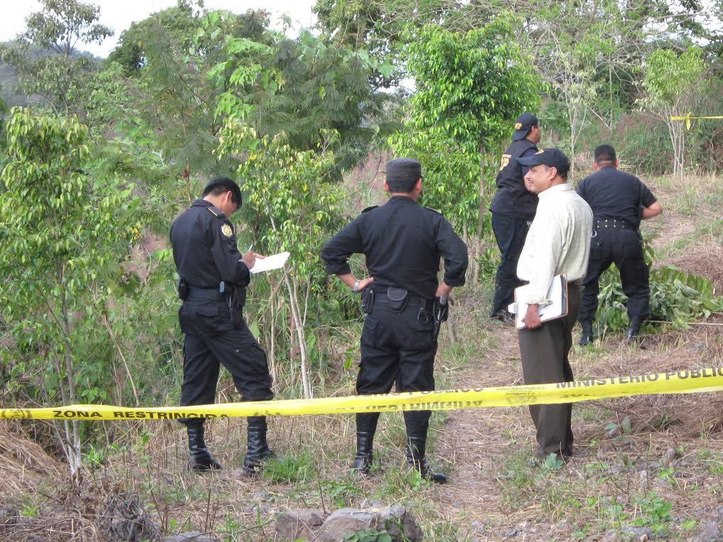 Oficiales de la PNC rastrean el área del crimen en busca de evidencias. (Foto Prensa Libre: Mario Morales)