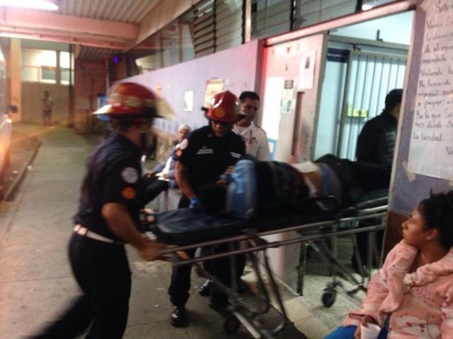 Los bomberos ingresan al Hospital General con el hombre que falleció minutos después. (Foto Prensa Libre: CBM)