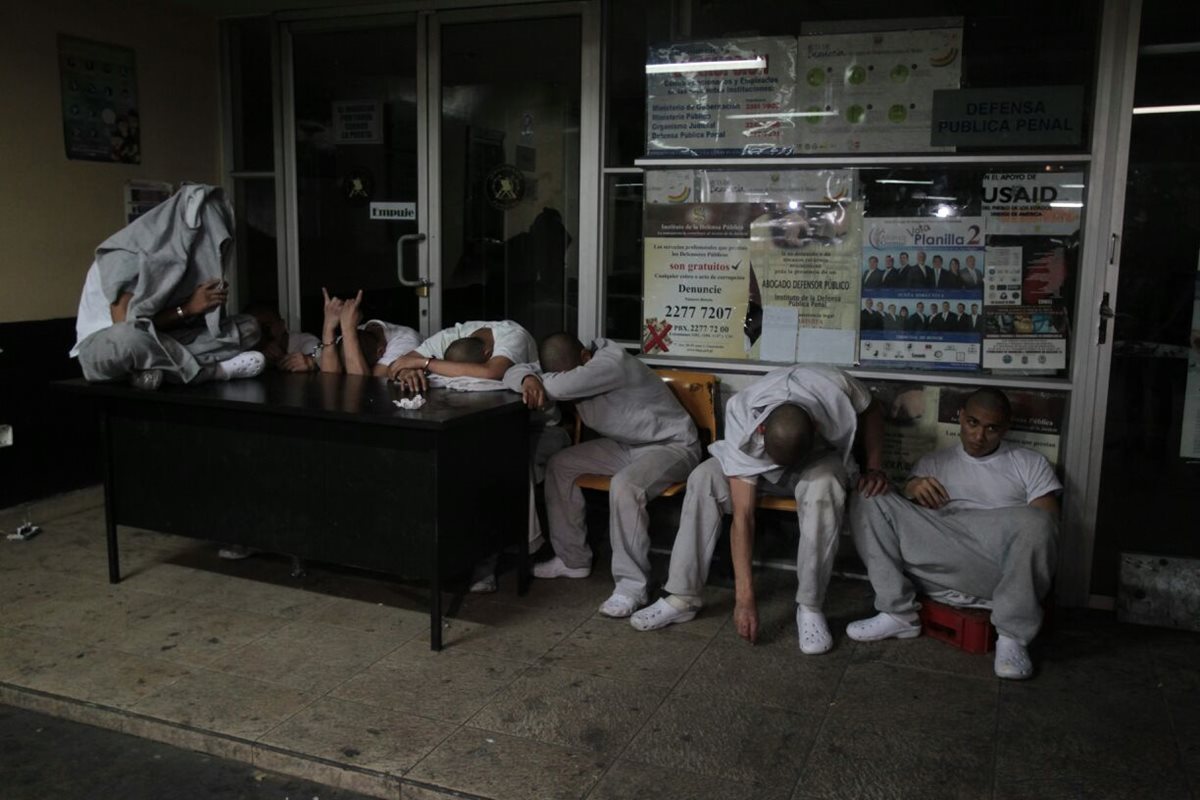 Guardias del correccional Gaviotas evitaron que pandilleros mataran a 30 personas ayer durante un motín. (Foto Prensa Libre: P. Raquec)
