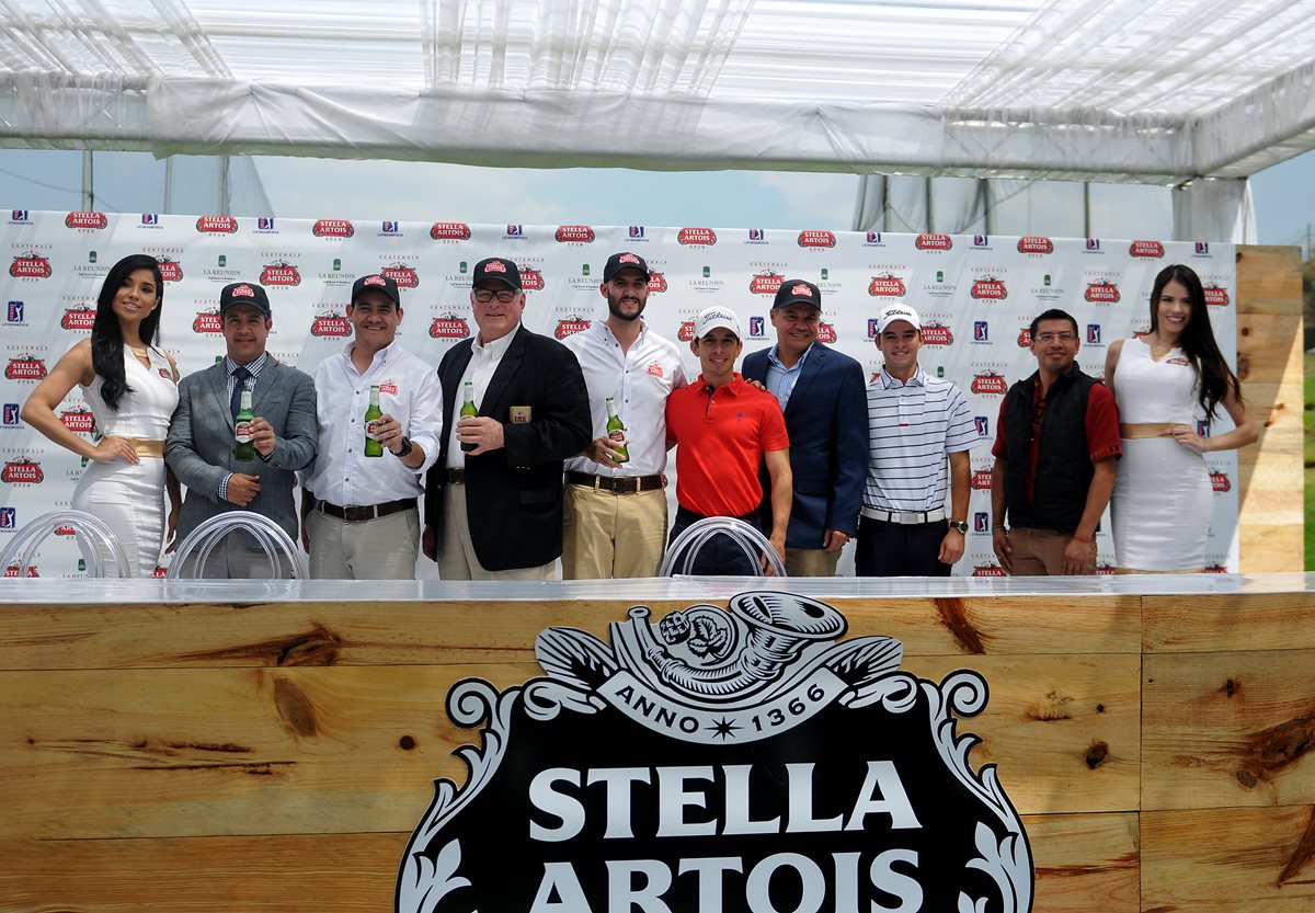 El comité organizador del Guatemala Stella Artois Open 2017 junto a los golfistas guatemaltecos, Pablo Acuña y Roberto Lowenthal. (Foto Prensa Libre: Gloria Cabrera)