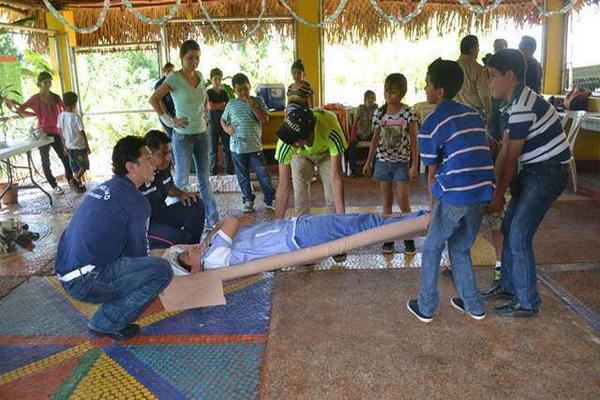 Socorristas enseñan  a niños y  adolescentes sobre  cómo brindar primeros auxilios. (Foto Prensa Libre: Édgar Girón)