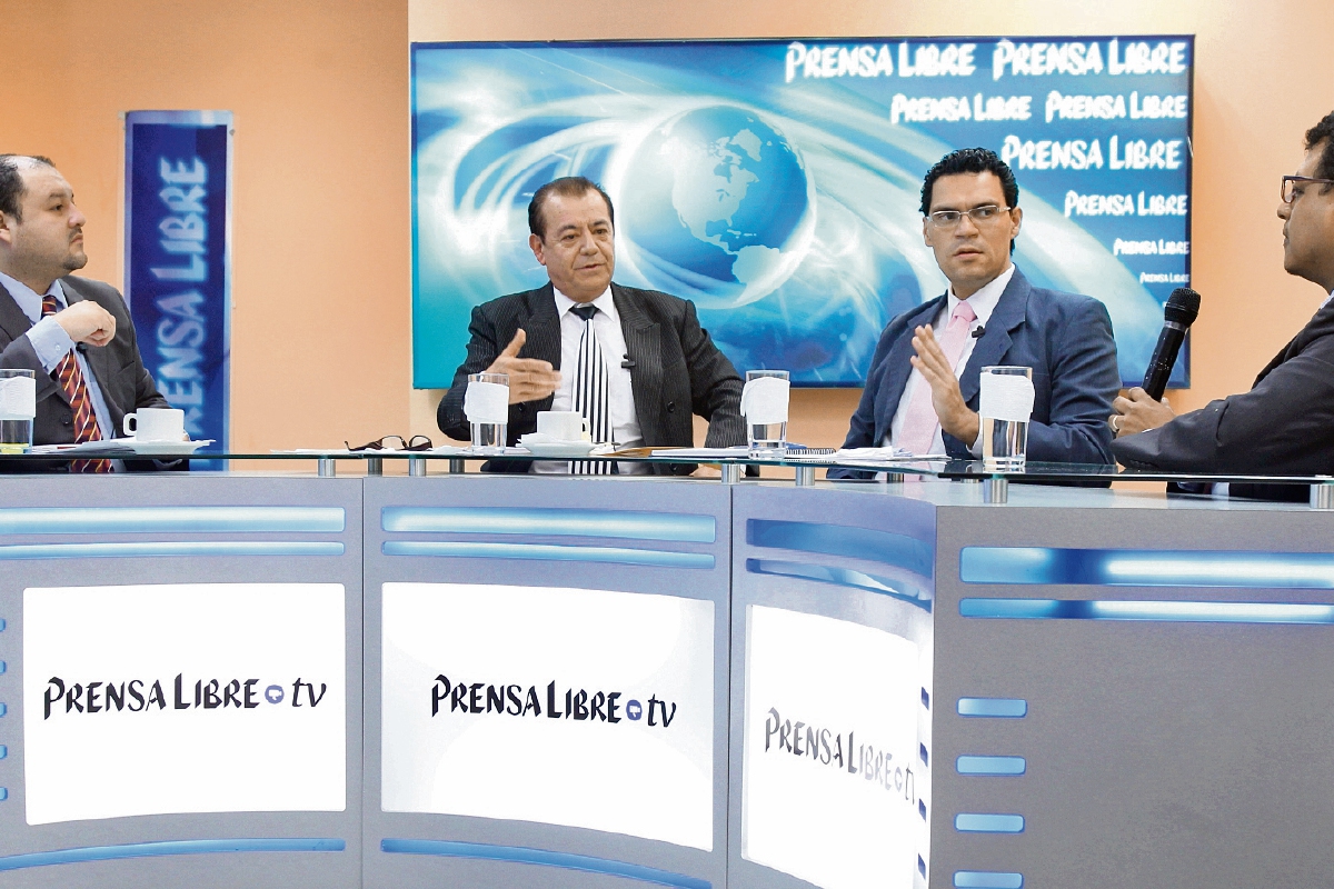 El magistrado del TSE Mario Aguilar y el politólogo José Carlos Sanabria —al centro— conversan con el editor Antonio Barrios y el periodista Manuel Hernández, en el programa Diálogo Libre.