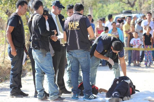 El hecho criminal se cometió en un callejón de la aldea Cerro Gordo. (Foto Prensa Libre: Óscar González)<br _mce_bogus="1"/>