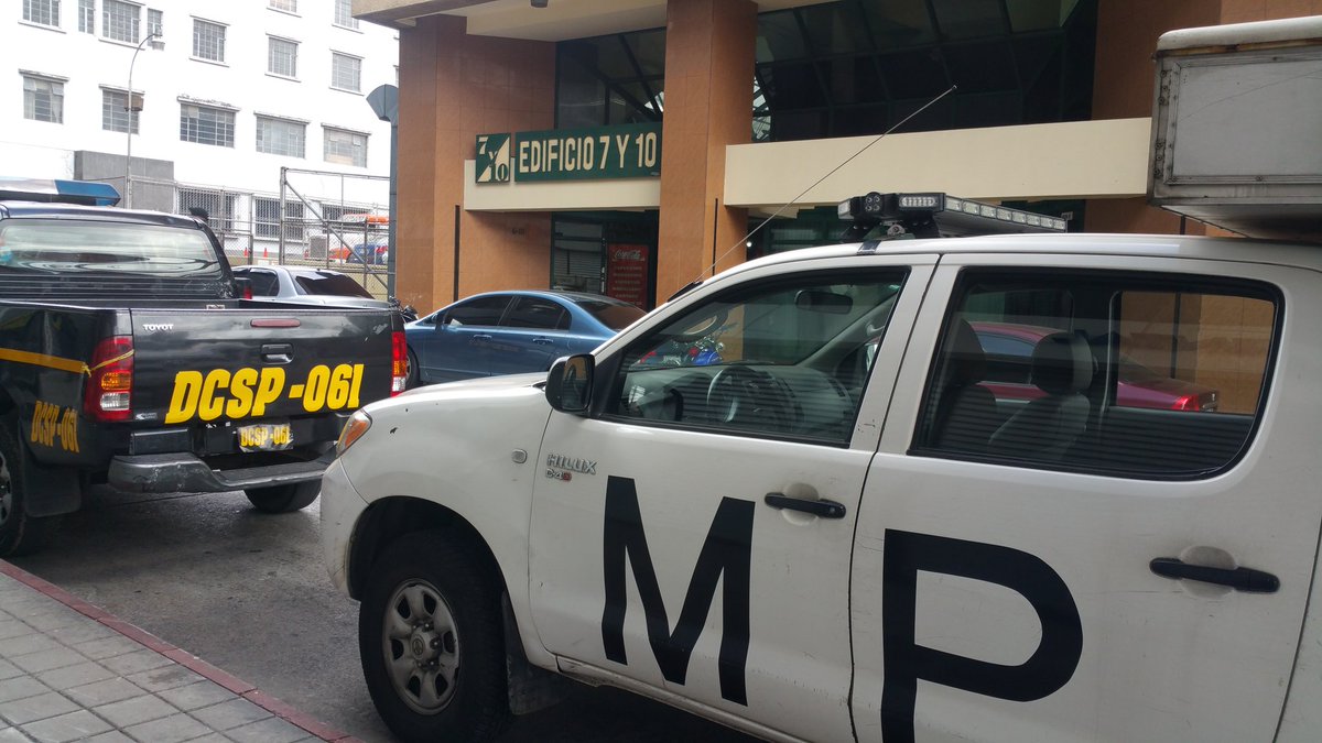 Fiscales del Ministerio Público llegan al edificio 7 y 10, donde robaron varias oficinas, entre ellas la de la Dirección General. (Foto Prensa Libre: Jessica Gramajo)