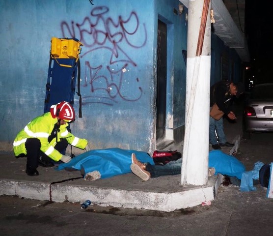 Desconocidos atacaron a un grupo de personas en Mixco, en el lugar murieron cuatro personas y otras tres resultaron heridas. (Foto Prensa Libre: CBM)
