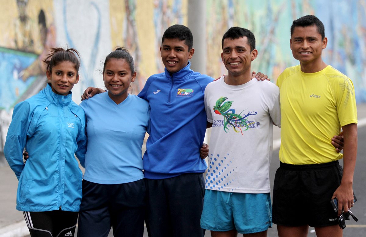 Yasuri Palacios, José Ortiz y Uriel Barrondo, son parte del equipo de los desamparados junto a sus padrinos Mirna Ortiz y Érick Barrondo. (Foto Prensa Libre: COG)